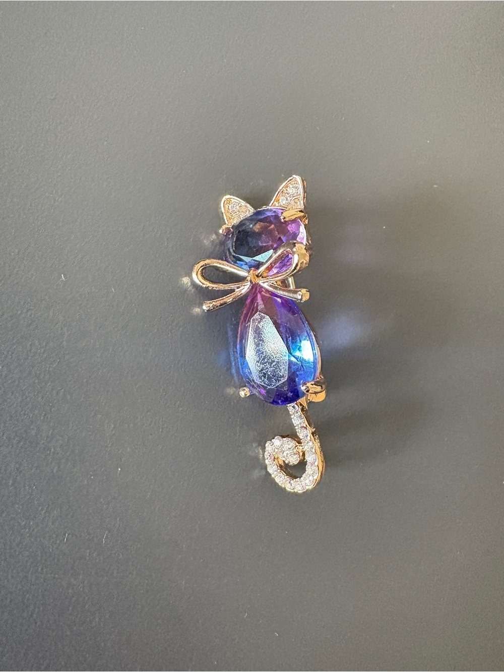 Gold-Tone Purple Cat Gem Brooch with Bow - Stylish Pet-Inspired Accessory